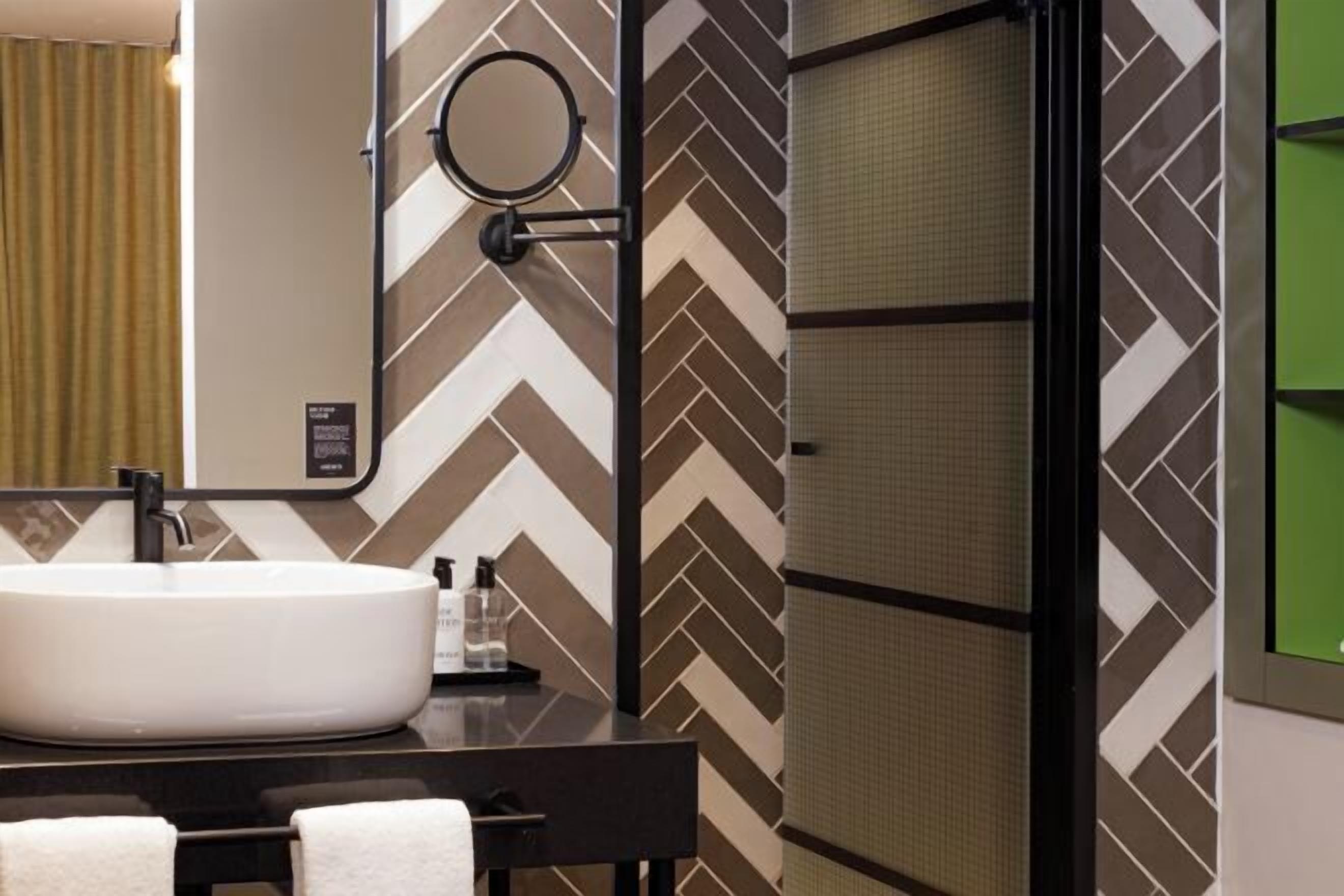 Shower, rainfall showerhead, free toiletries, hair dryer