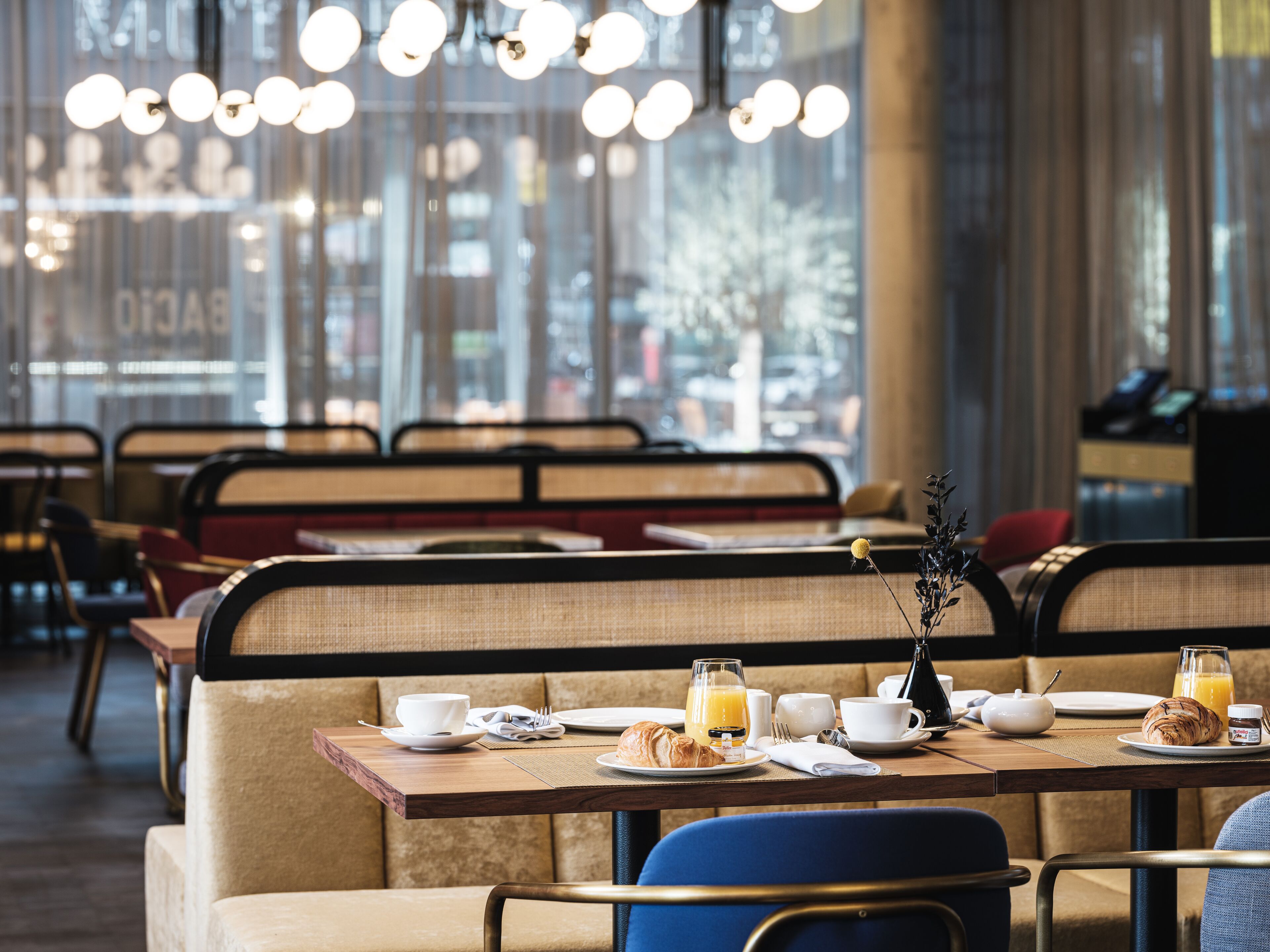 每日供应自助式早餐（每人 EUR 24）