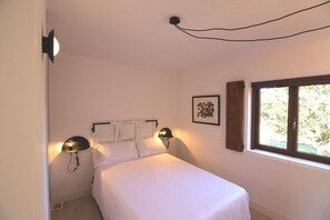 5 bedrooms, iron/ironing board, free WiFi, bed sheets