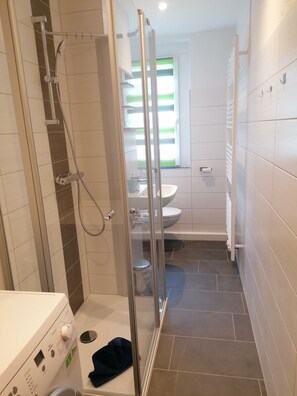 Bañera, jabón y papel higiénico