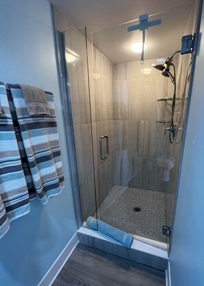 Dusche, Whirlpool, Haartrockner, Handtücher