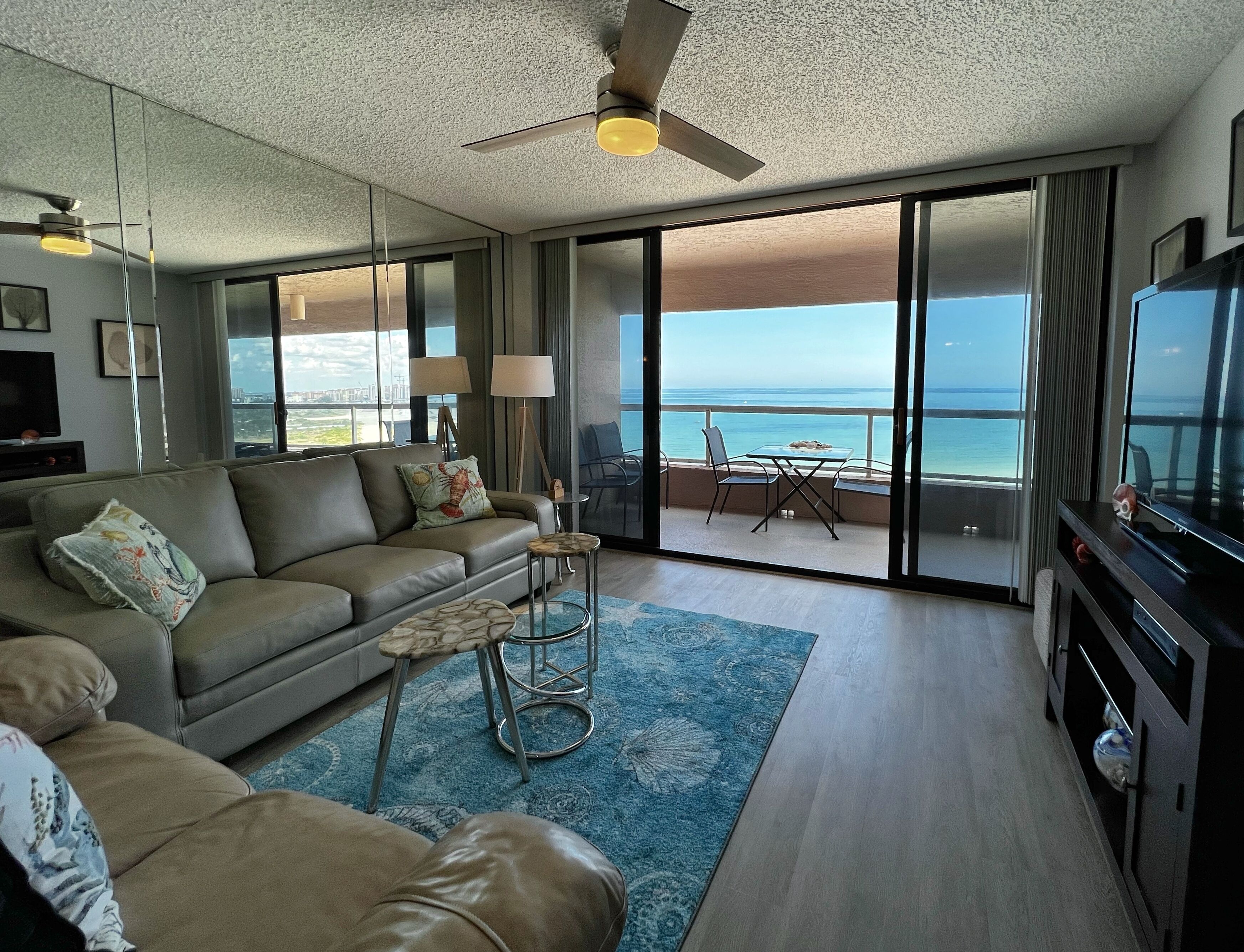 تلفزيون، مدفأة، كُتُب