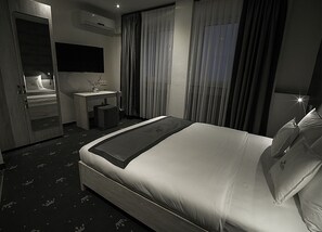 Luxe beddengoed, een minibar, een kluis op de kamer, een bureau