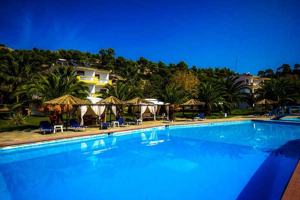 Seasonal outdoor pool, open 10:00 AM to 7:00 PM, pool umbrellas