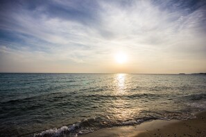 Beach nearby, white sand, sun loungers, beach umbrellas - Koviou Holiday Village (Sithonia)