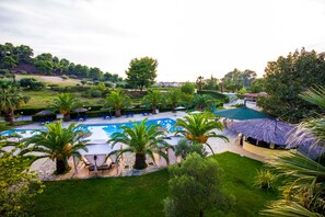 Piscina stagionale all'aperto, ombrelloni da piscina, lettini