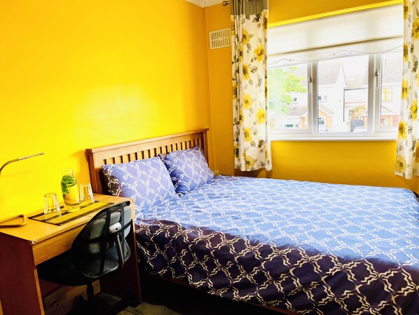 1 bedroom, desk, iron/ironing board, free WiFi - Cosy double room with king size bed in Kilnamanagh Dublin 24 (County Dublin)