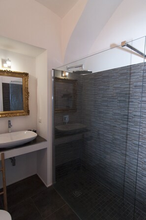 Shower, hair dryer, bidet, towels - B&B Turin Très Chic. In the historic center with its own entrance (Torino)