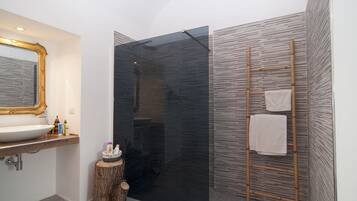 Dusche, Haartrockner, Bidet, Handtücher