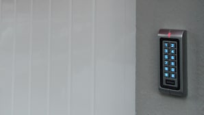 A wall-mounted sign with the letters "AL" and the text "(Alojamento local)" indicating a local accommodation. - Bella Gaia (Vila Nova de Gaia)