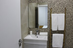 Double Room, 1 Bedroom | Bathroom | Towels - Bella Gaia (Vila Nova de Gaia)