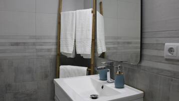 Zimmer, 1 Queen-Bett und Schlafsofa | Badezimmer