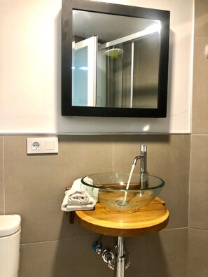 Douche, douche hydromassante, serviettes fournies