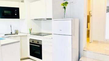 雪櫃、微波爐、焗爐、爐具