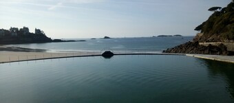 New, modern apartment within walking distance of the beach