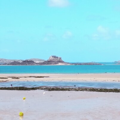 New, modern apartment within walking distance of the beach