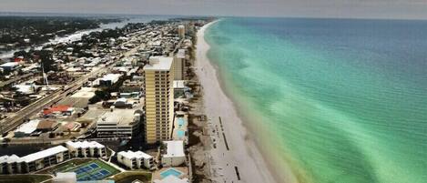 En la playa, camastros y toallas de playa