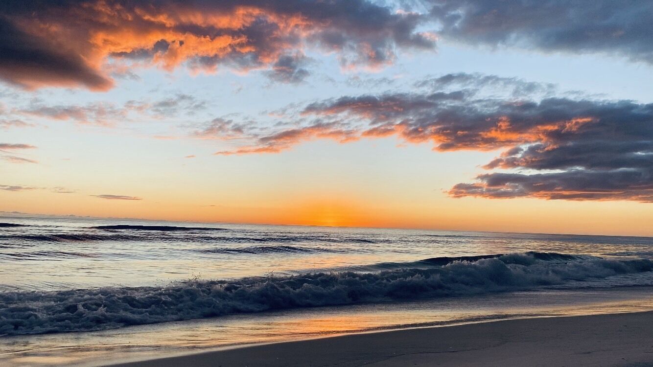 På stranden, solstolar och strandhanddukar