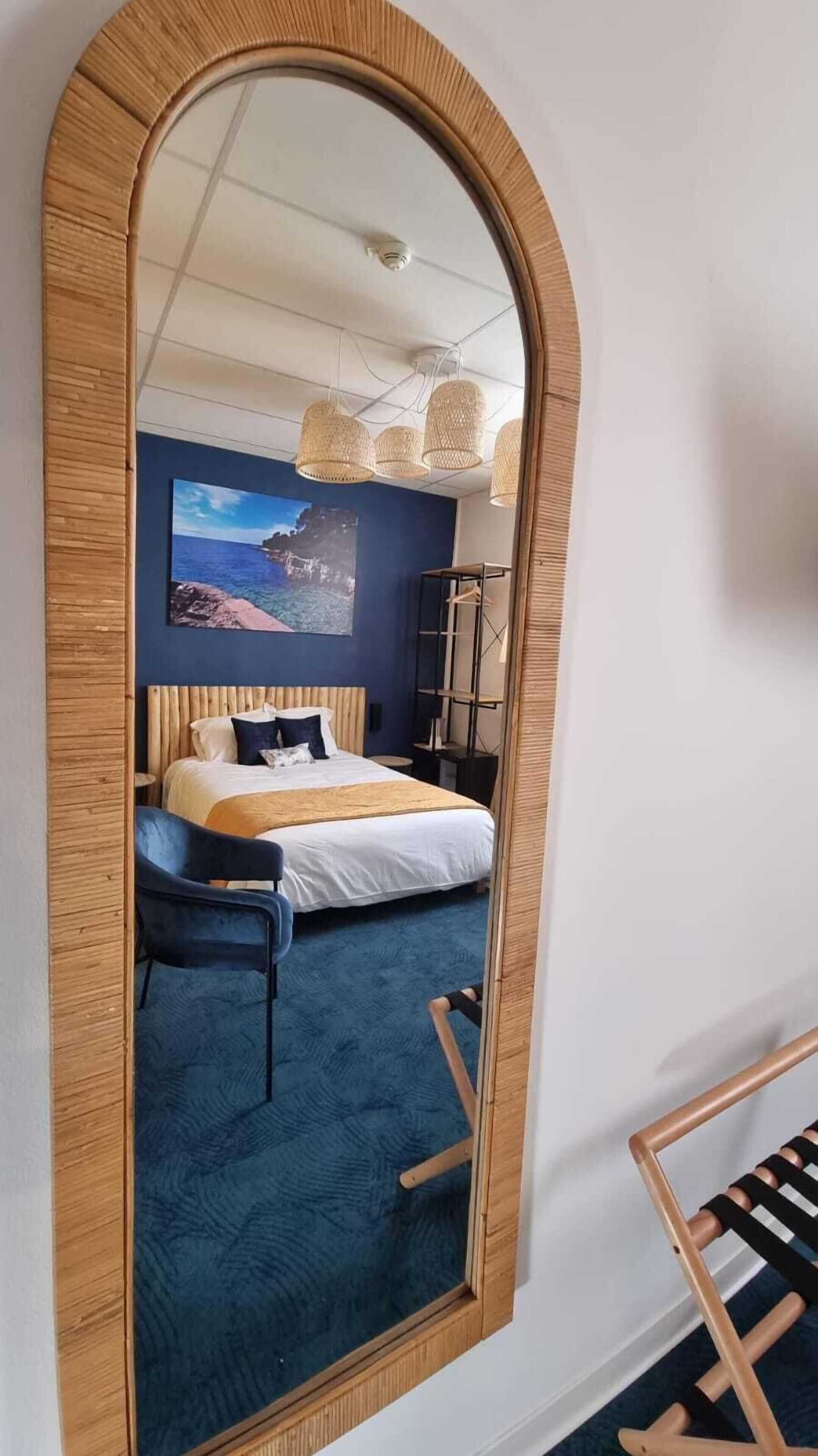 Minibar, decoración personalizada, muebles diferentes y escritorio 