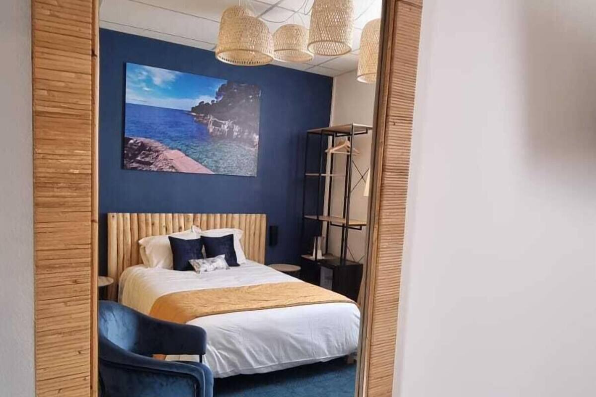 Minibar, decoración personalizada, muebles diferentes y escritorio