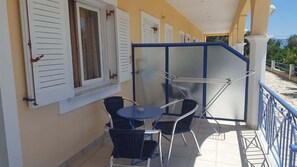 Quarto casal, vista para o mar, no pátio (extra bed) | Sacada
