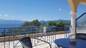 Quarto casal, vista para o mar, no pátio (extra bed) | Vista da sacada