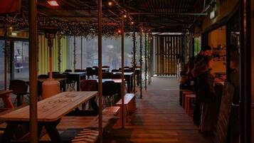 Rumah | Tempat makan outdoor