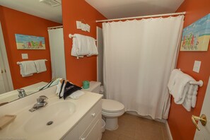 Condo, 2 chambres | Salle de bain | Serviettes fournies