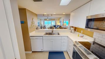 Condo, 2 quartos | Cozinha privada | Cafeteira/chaleira, geladeira, torradeira