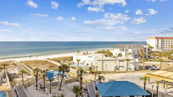 Appartement, 2 slaapkamers | Uitzicht op strand/zee