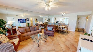 Condo, 2 habitaciones | Área de sala de estar