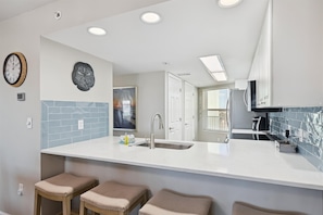 Condo, 2 quartos | Cozinha privada | Geladeira, cafeteira/chaleira, torradeira