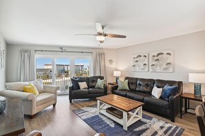 Apartamento, 3 habitaciones | Zona de estar | Una televisión