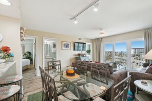 Condo, 2 Bedrooms | Dining