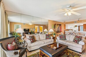 Condo, 2 quartos | Área de estar