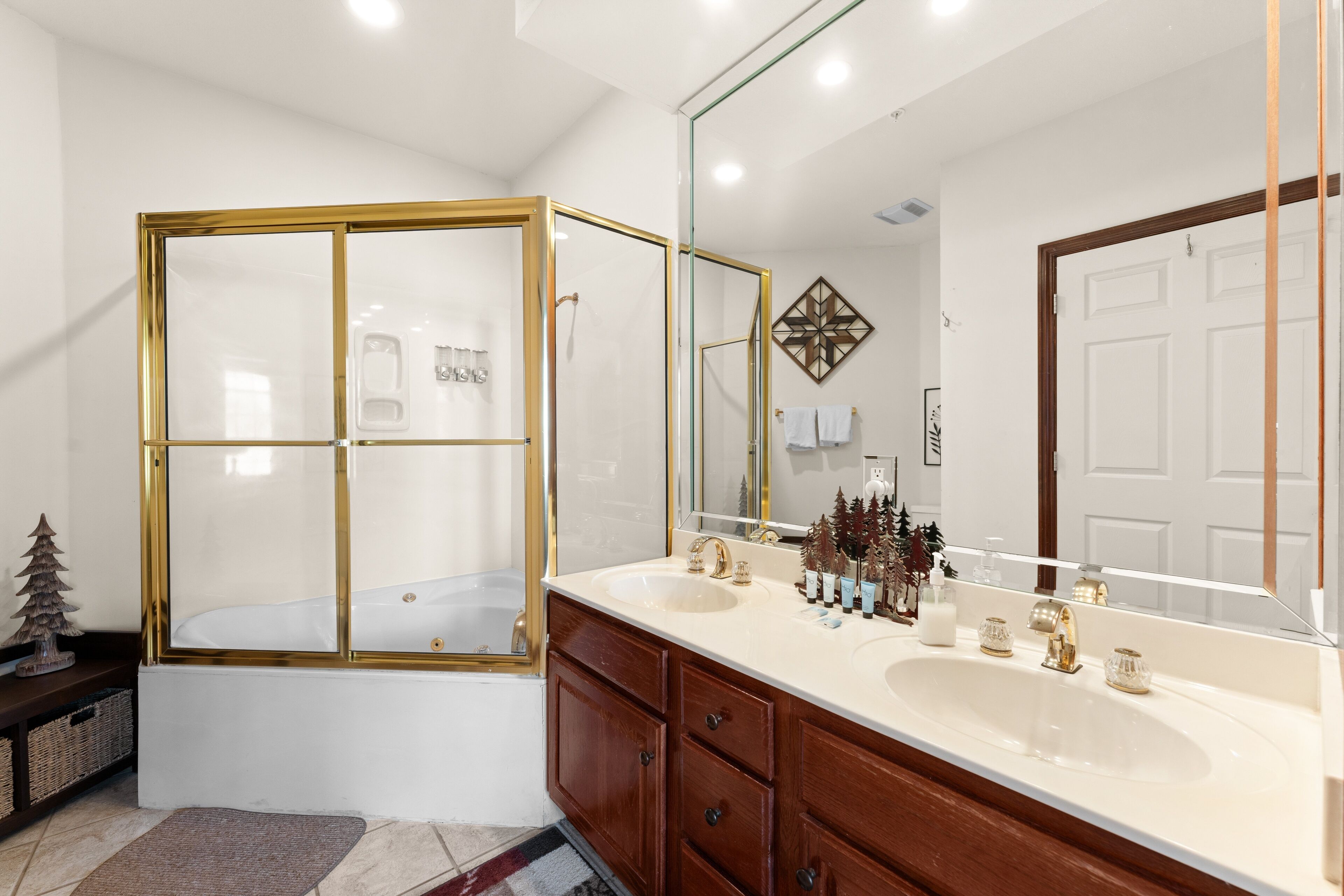 Un bagno moderno con uno specchio grande, una vasca e un mobile lavabo.
