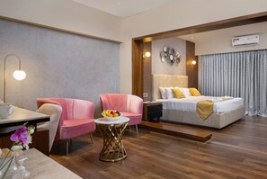 Escritorio, espacio para trabajar con laptop y cortinas blackout 