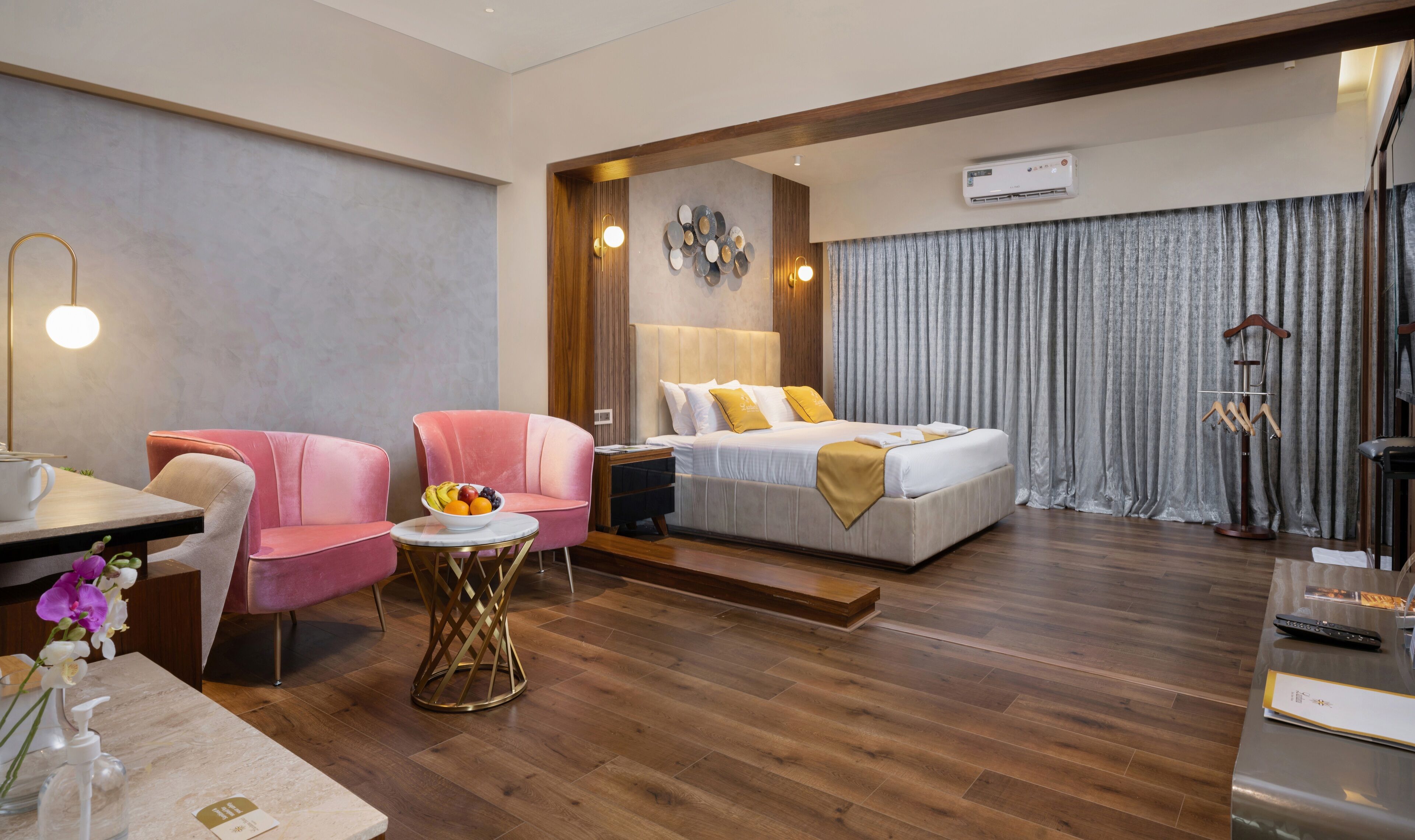 junior suite, 1 bedroom | 1 bedroom, desk, laptop workspace, blackout curtains