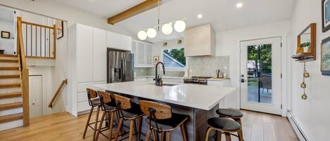 Kylskåp, mikrovågsugn, ugn och spishäll