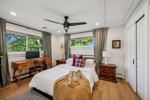 4 soverom, skrivebord, strykejern/-brett og reiseseng for barn