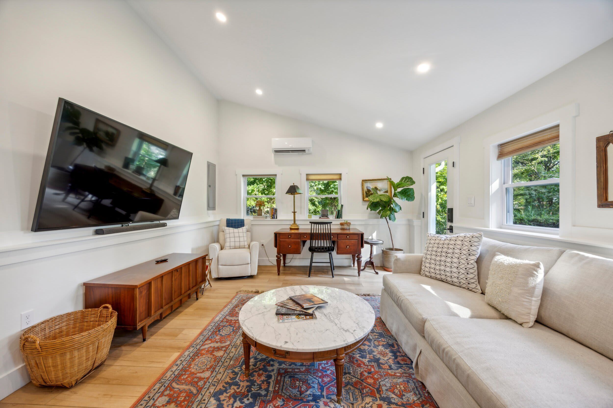 Televisión, libros y oficina 