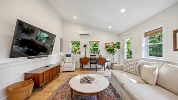 Televisión, libros y oficina