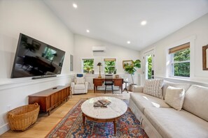 Télévision, livres, espaces bureaux