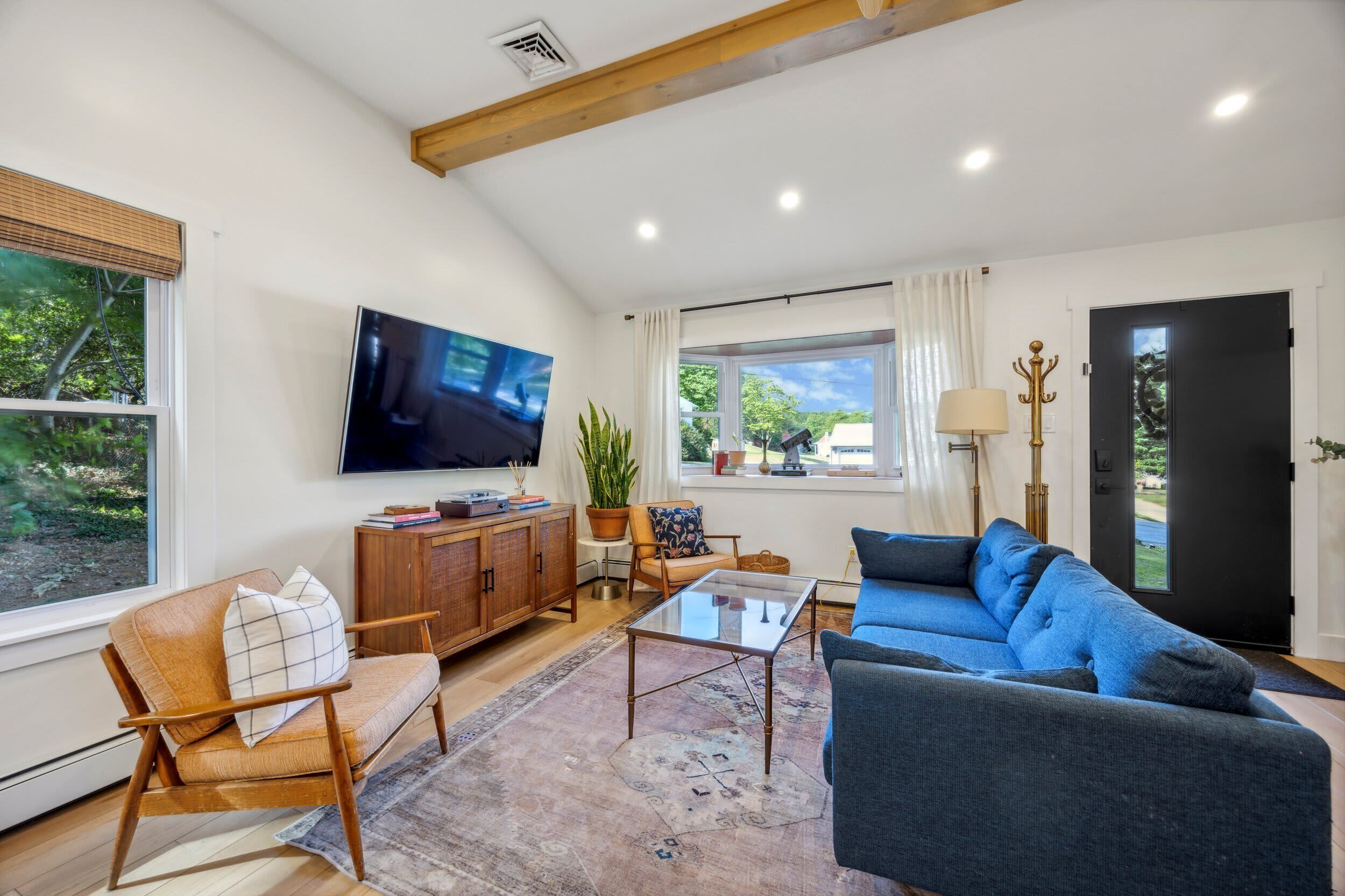 Televisión, libros y oficina 