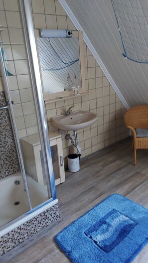 Bathtub, towels - Feriendomizil Löcker (Bromskirchen)
