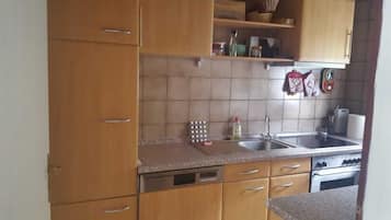 JÀÀkaappi, mikroaaltouuni, liesi, astianpesukone