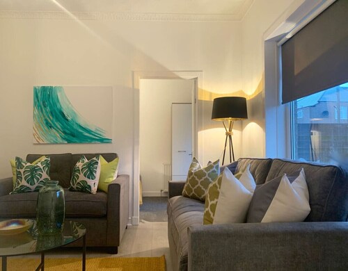 Hillington Central - stylish 3 bedroom apartment