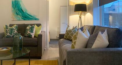 Hillington Central - stylish 3 bedroom apartment
