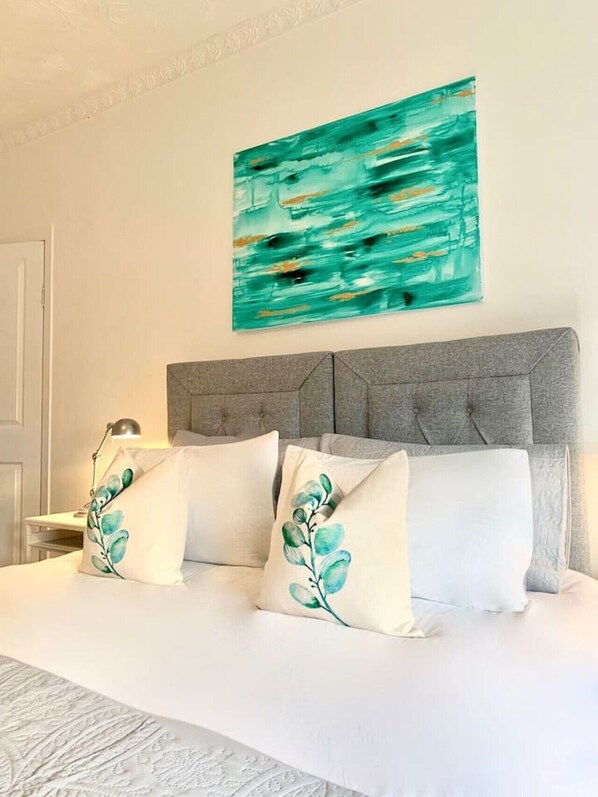3 bedrooms, iron/ironing board, bed sheets
