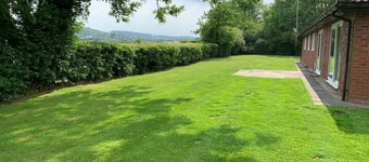 Secluded 4 bed bungalow in mature 1 acre gardens with b close to Sherwood Forest